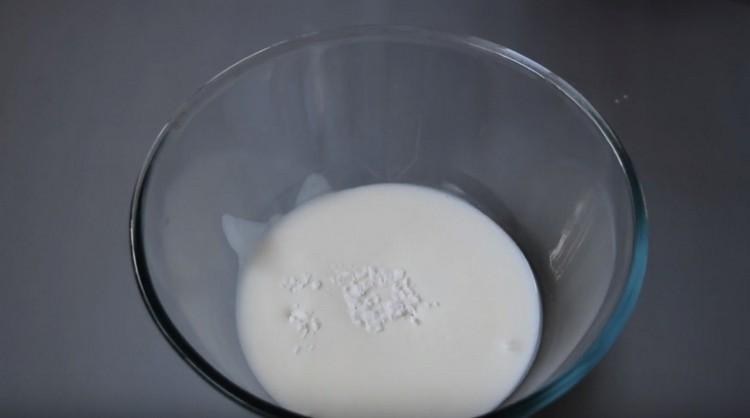 Tillsätt salt och läsk i kefir.