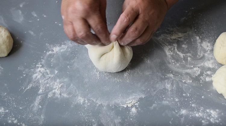 Vi samlar degen runt fyllningen i form av en påse.