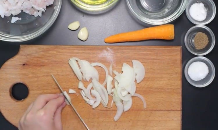 Nous coupons l'oignon en demi-rondelles.