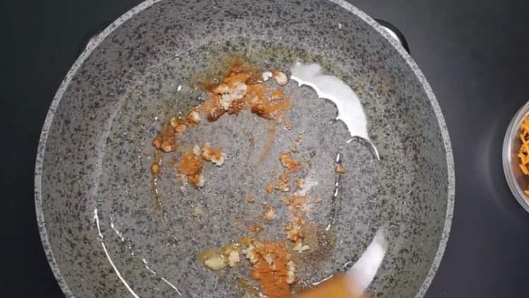 Nous chauffons de l'huile végétale dans une casserole et y ajoutons des épices.