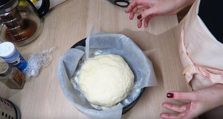 Слагаме хляба във формата и оставяме да престои още половин час, така че да се издигне.