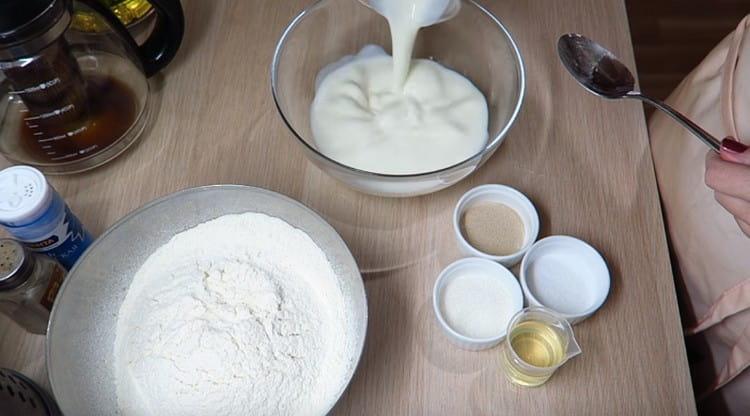 Изсипете нагретия кефир в купа.