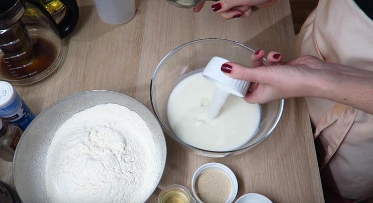 Добавете захарта към кефира.