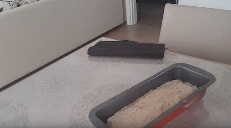 Întindem aluatul sub formă, îl nivelăm.