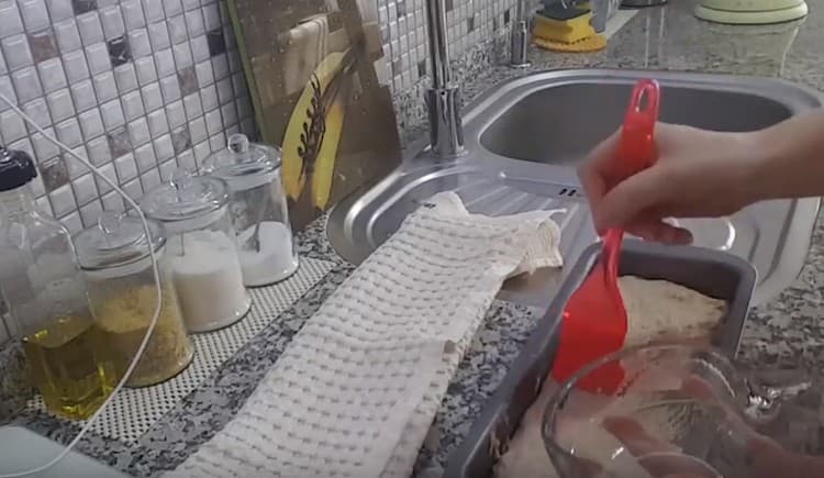 Înainte de a trimite la cuptor cu o perie, ungeți pâinea cu apă.