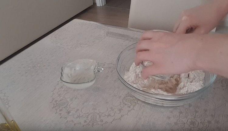 Apoi adăugați ulei vegetal și apă rămasă în vas.