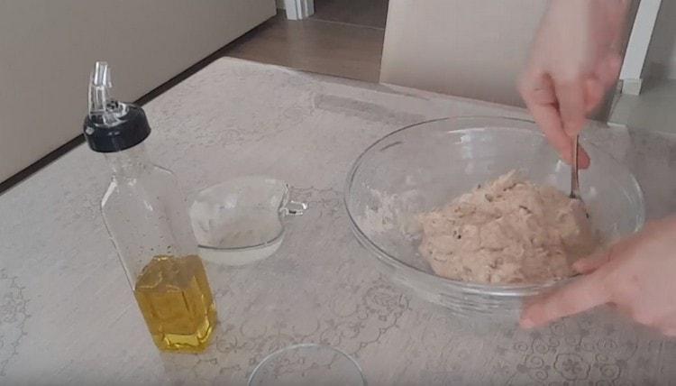 Frământați aluatul moale.