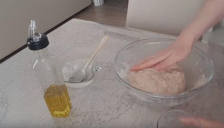 Lăsați aluatul într-un bol, astfel încât să crească.