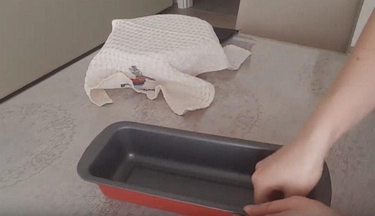 Ungeți tigaia de pâine cu ulei vegetal.