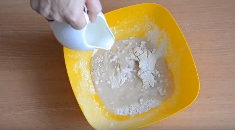 Добавете вода със стайна температура към брашното с мая.