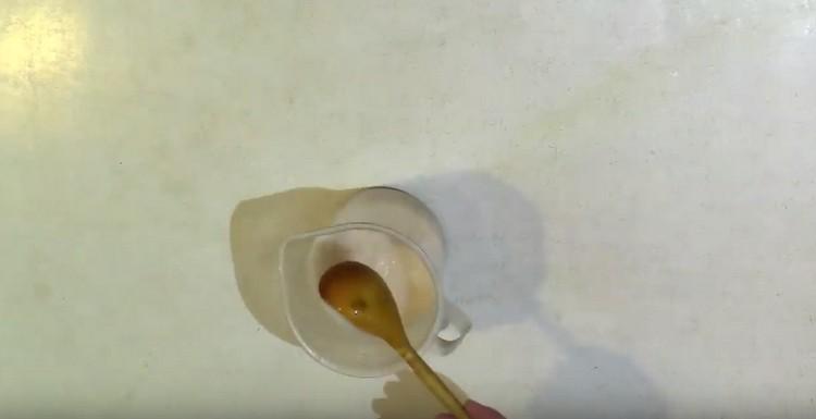 Dissoldre el llevat en aigua, afegir sucre.