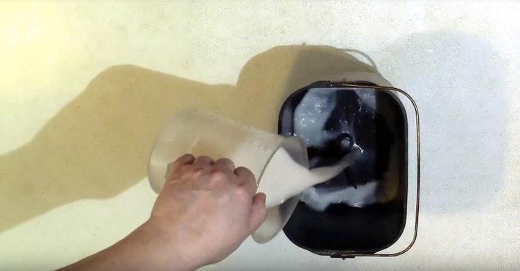 Aboqueu la barreja de llevat en una galleda d’una màquina de pa.