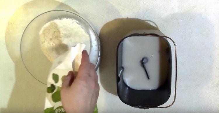 Barregeu la farina i afegiu-hi sal.