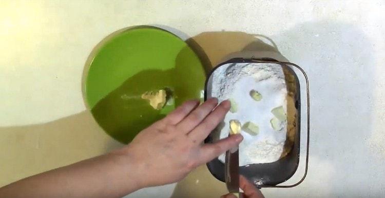 Afegiu la mantega suau a rodanxes.