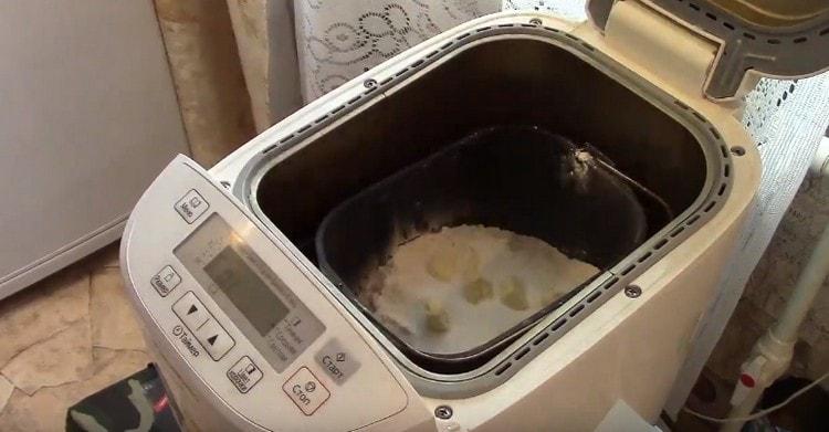 Ajustar la galleda amb els components de la màquina de fer pa.