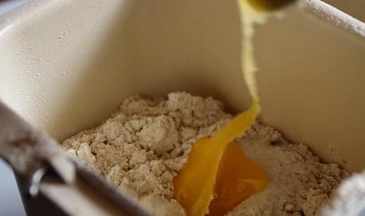 Добавете брашното, водата, меда.