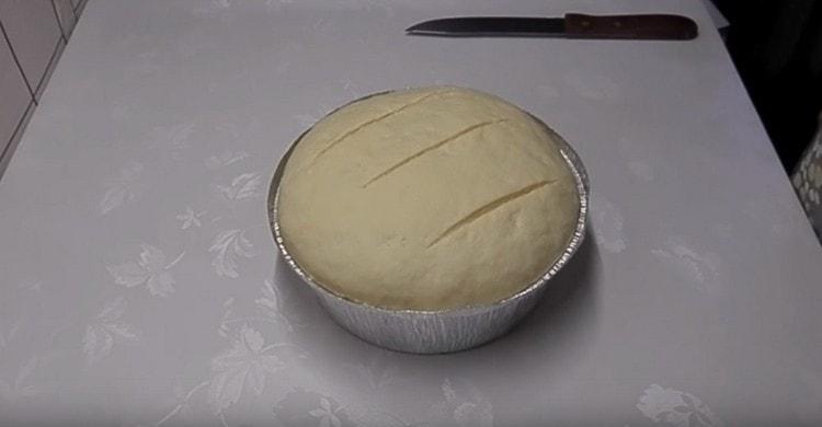 Antes de enviar para o forno, fazemos vários cortes na peça com uma faca.