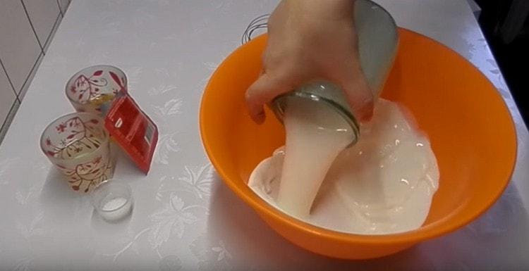 Despeje o kefir aquecido à temperatura do corpo em uma tigela.