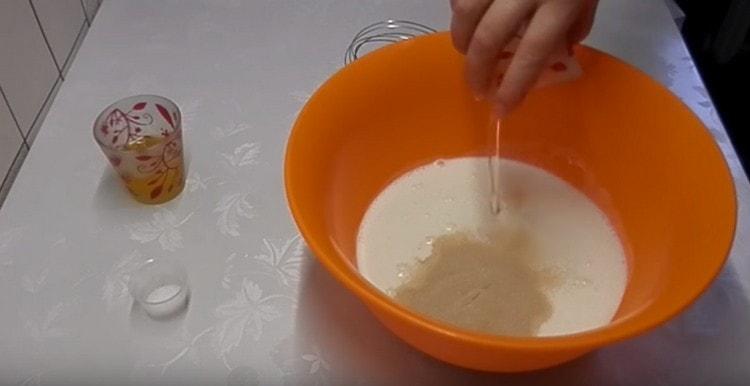 Adicione fermento seco e óleo vegetal ao kefir.