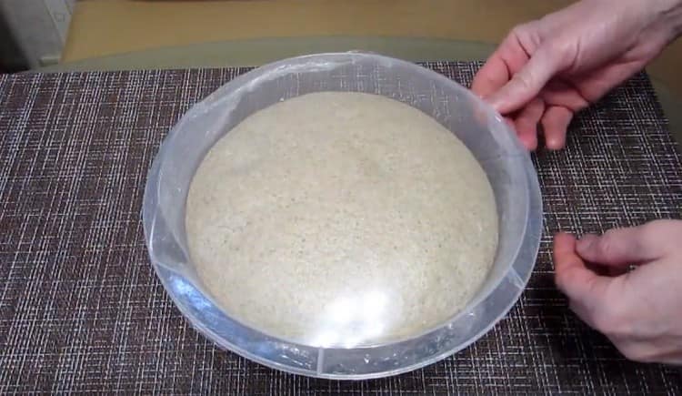 Покрито с прилепващ филм, тестото вървеше добре на топло място.