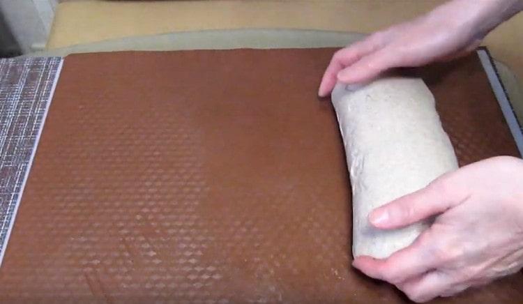 Натрошаваме тестото, оформяме от него валяк.