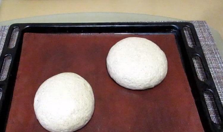 Разстиламе заготовките върху лист за печене, покрит с пергамент.