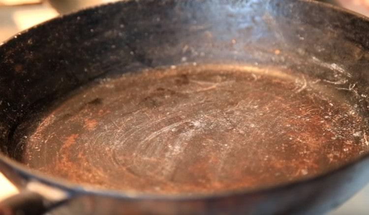 Încălziți tigaia.