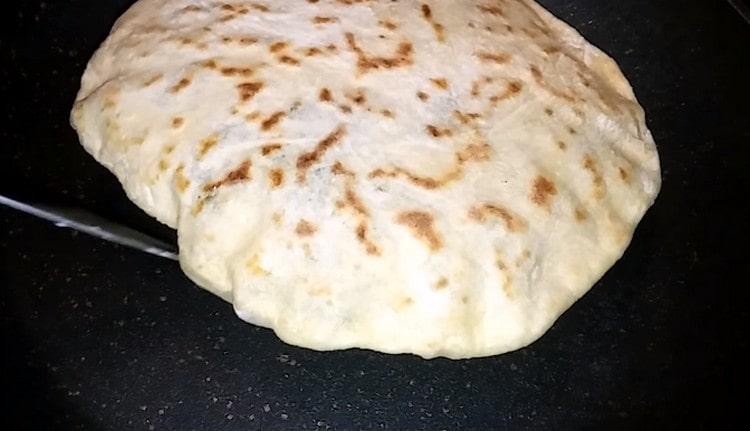 Coaceți prăjiturile în tigaie.