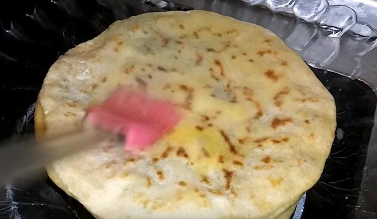 Carnea de fân caldă cu brânză ar trebui să fie unsă cu unt.