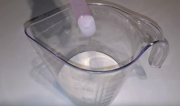 În kefir se adaugă sodă.