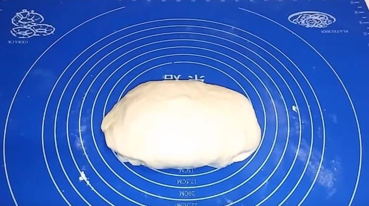 Frământați aluatul moale.