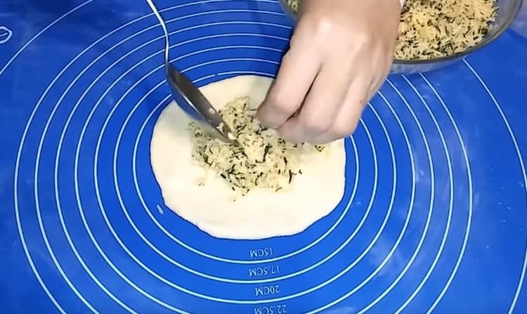 Puneți umplutura pe centrul tortilelor.