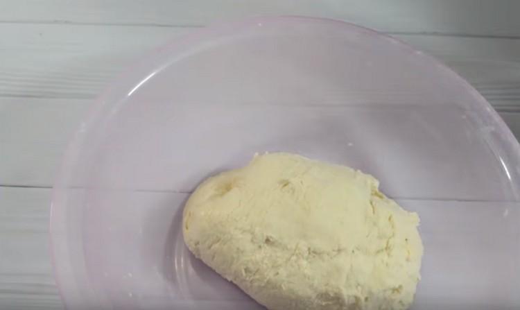 Agregue un poco de harina, amase la masa.