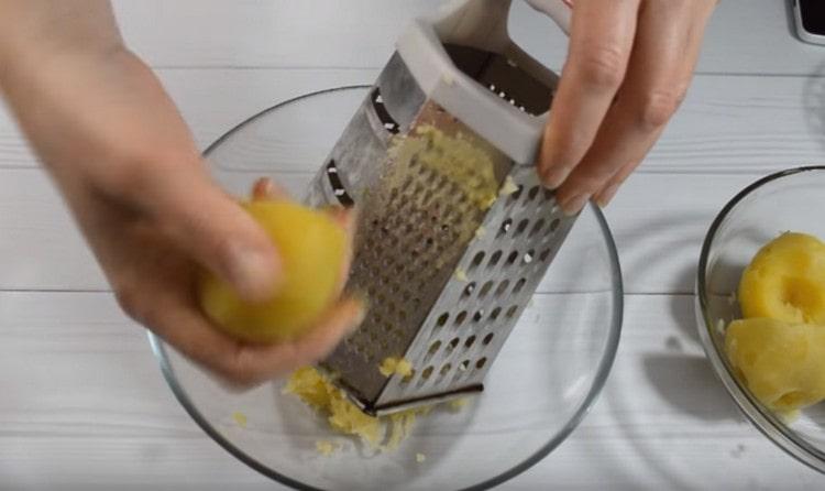 Frotar las papas hervidas.