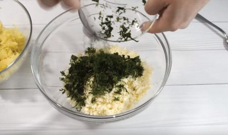 Agregue verduras picadas al queso.