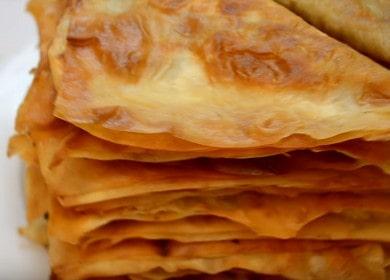 PRÊTS pâtisseries simples et savoureuses de pain pita selon une recette étape par étape avec une photo.