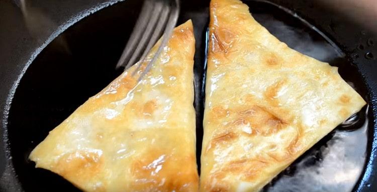 Espalhamos os espaços em branco em óleo vegetal quente e fritamos dos dois lados.