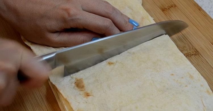 Corte o lavash em quadrados.