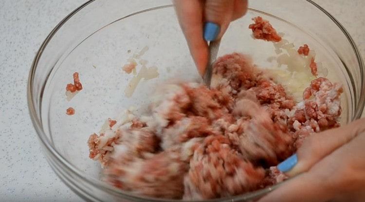 Adicione sal, pimenta e misture.