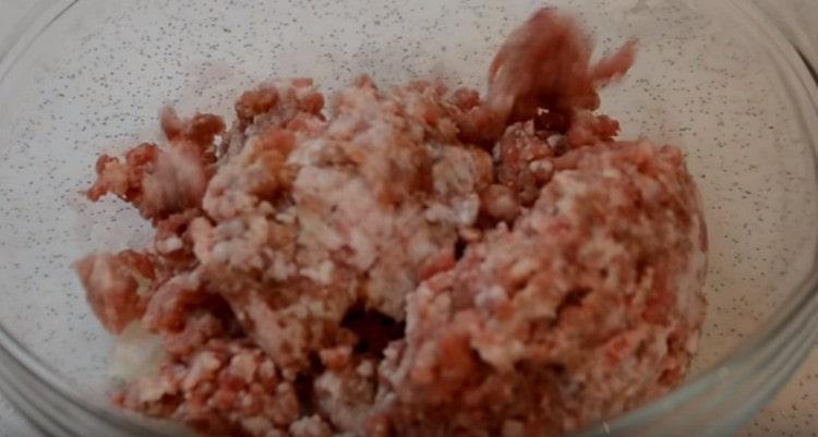 Adicione a carne picada à cebola.