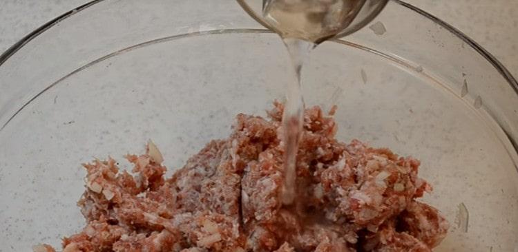Para suculência, adicione água à carne picada.
