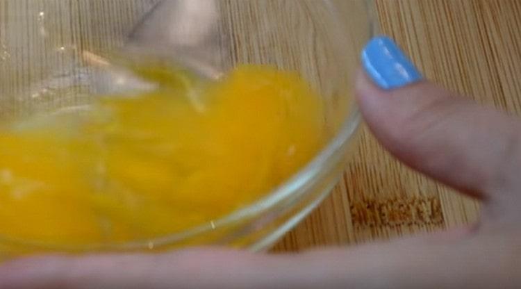 Bata o ovo com um garfo.