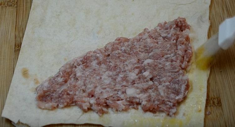 Lubrifique a borda da peça de trabalho com um ovo batido.