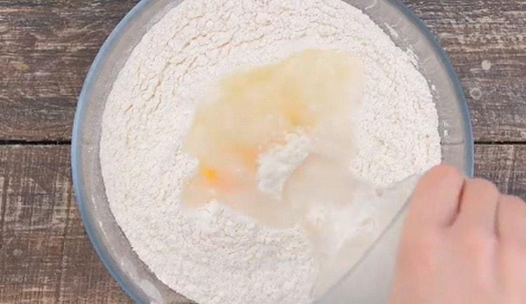 Se adaugă untul topit și apa clocotită în făină.