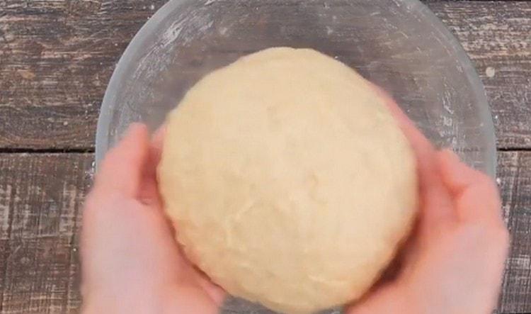 Frământați aluatul repede.