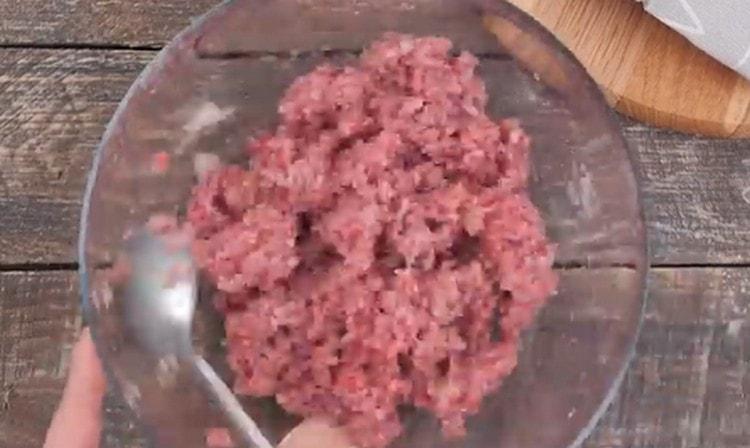 Umplutura tocata cu ceapa tocata, adauga sare si piper dupa gust.