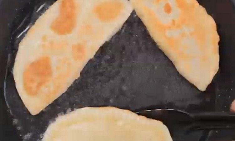 Prăjiți chebureks în ulei vegetal.
