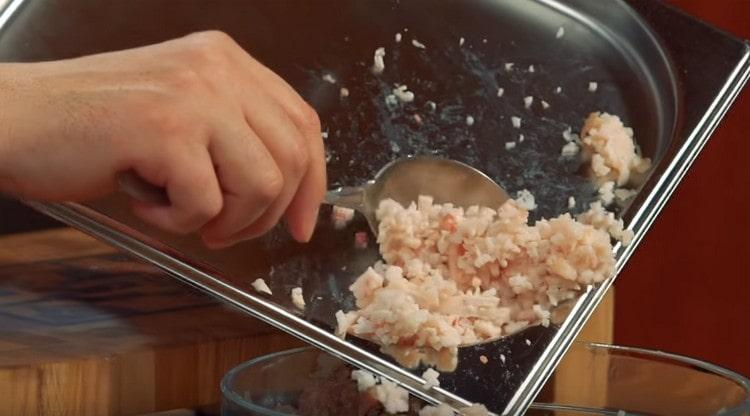 Agregue grasa grasosa finamente picada a la carne picada.