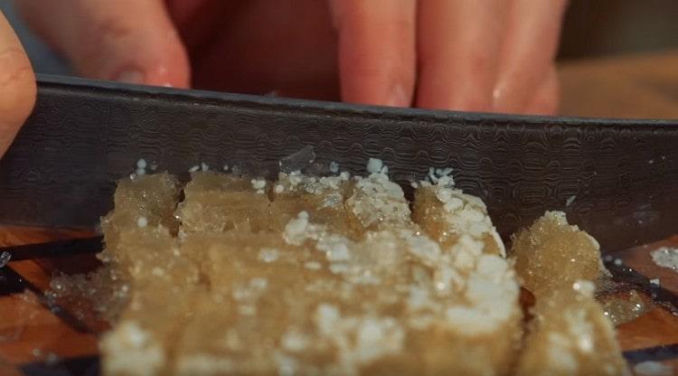 Para jugosidad, se puede agregar caldo cortado en cubitos y precongelado a las empanadas.