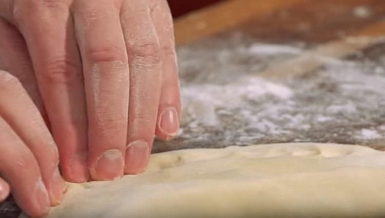 Pellizcamos los bordes del cheburek.